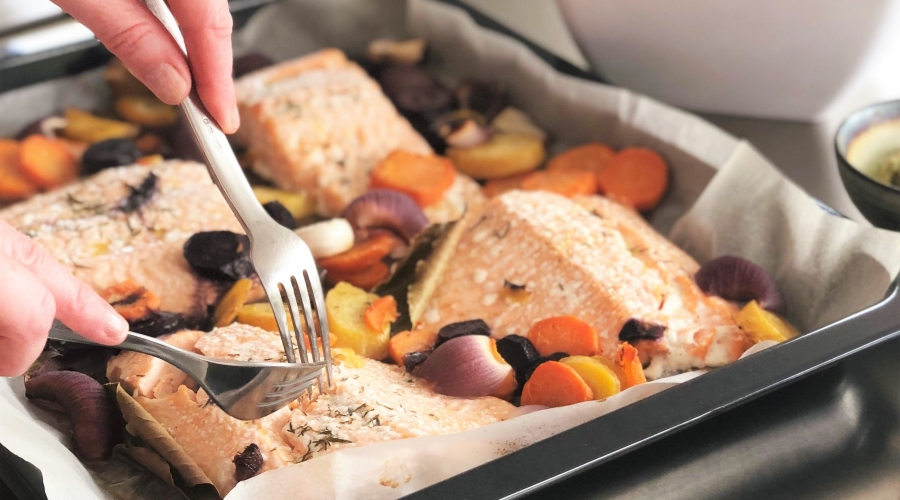 Zalm in de oven met kleurrijke wortelen, een recept voor een ijzersterke immuniteit!